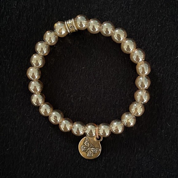 A pair of Bracelets - not real pearls - super cute and elastic - Picture 4 of 6